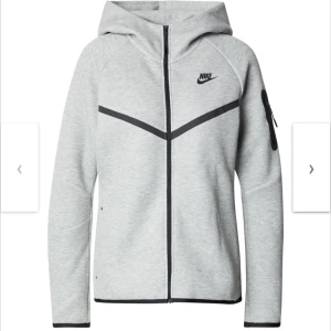 Nike tech fleece - Snygg ljusgrå hoodiejacka från Nike med svart logga på bröstet och svarta detaljer längs dragkedjan och ärmen. Jackan har huva, hel dragkedja och lång ärm. Storlek 147-158 passar dig som bär storlek XS. 