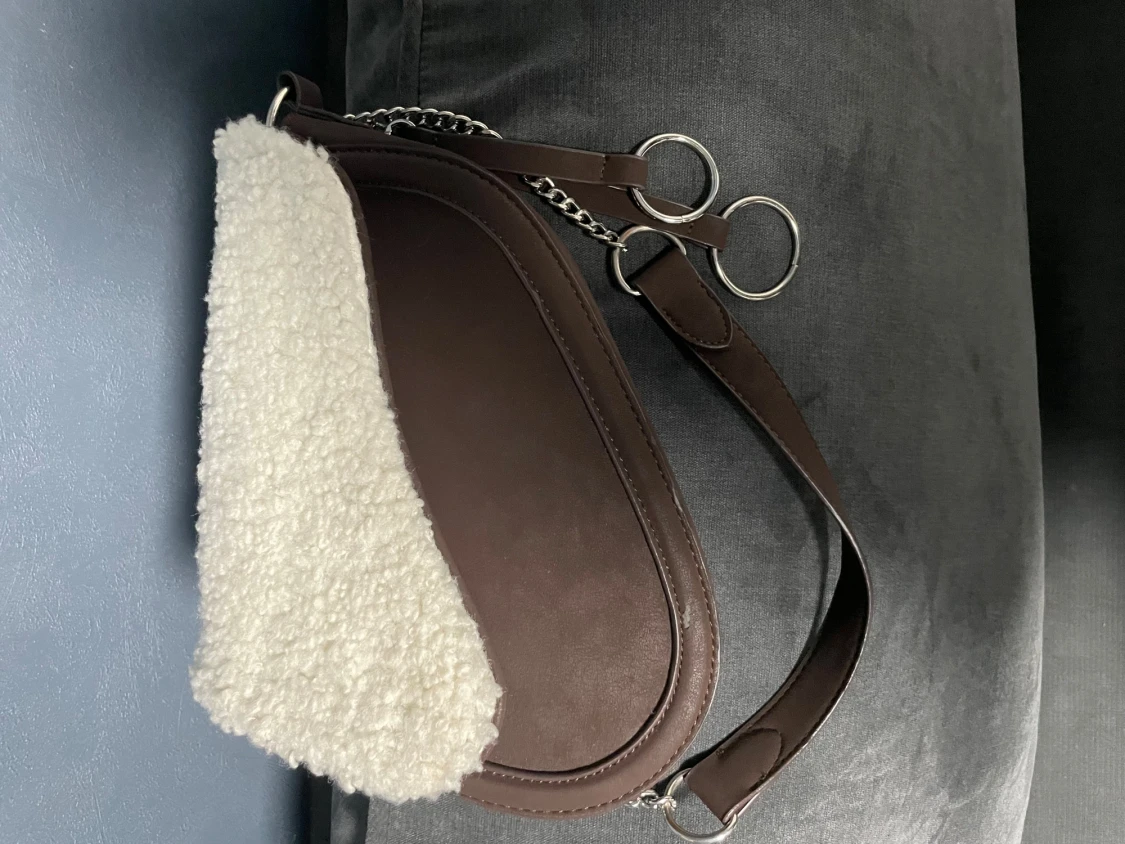 Brun axelväska med pälsdetalj - 1