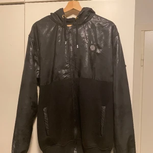 Stone island cardigan  - Svart stone island cardigan, säljer för den passar inte mig längre, säljer den så billigt för har har tappat bort badgen. Vintage Jack svårt att få tag på den!!