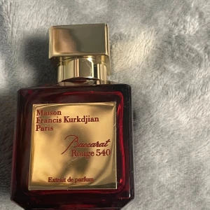 Baccarat Rouge 540 Extrait 70ml - Lyxig och ikonisk parfym från Maison Francis Kurkdjian, Paris. Extrait de parfum i en 70 ml flaska. Tillverkad i Frankrike. Perfekt för dig som vill sticka ut och addera exklusivitet till din stil…, passar inte doft fick den present