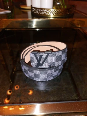 L Bälte Svart - ● Ny och aldrig använt. Litet verktyg för att göra hål med är inkluderad 👍  ● Storlek: 110cm.   ● Fraktar inom 24h, så att du får paketet så fort som möjligt! 📦 Vid frågor eller intresse, dm. 😁