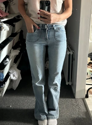 Ljusblå bootcut jeans från Abrand - Säljer ett par ljusblå jeans från Abrand med bootcut passform. Jeansen har klassiska fem fickor, dubbla knappar i midjan och snygga sömmar. Materialet är mjukt  och de har en stilren look med en svart logga på bakfickan.💕💕pris kan disakuteras!!