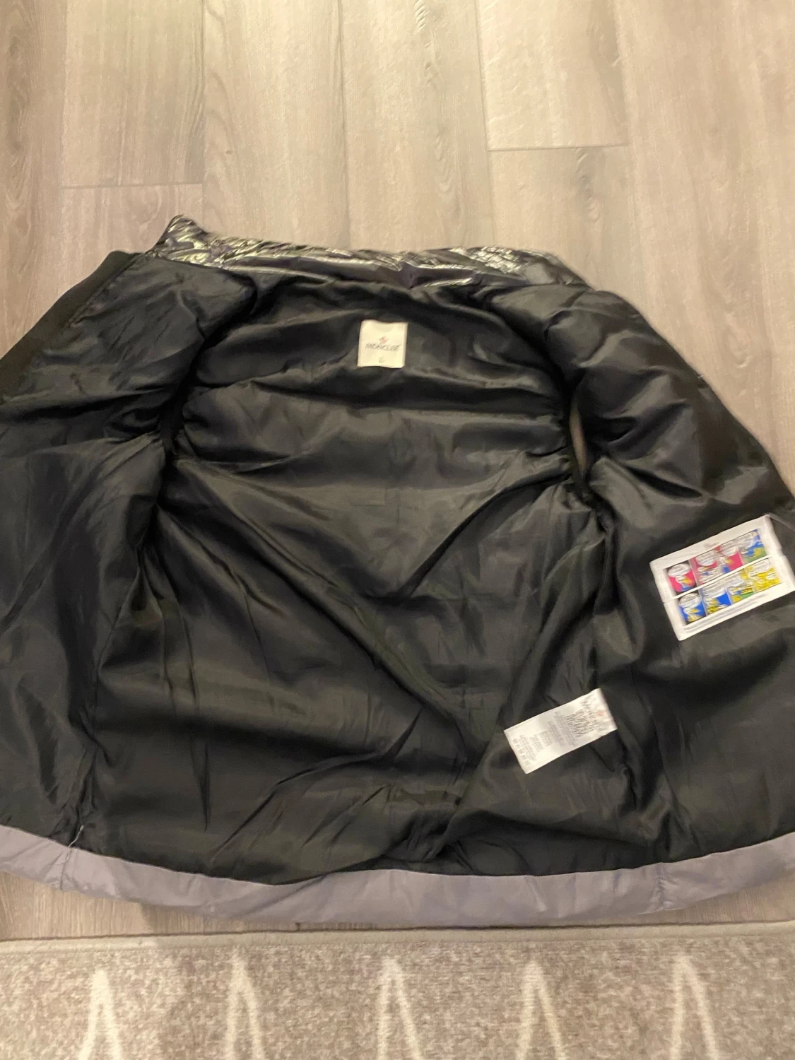 Moncler svart och grå pufferväst ( M storlek) - 1