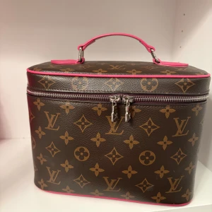 LV🌺  - Sminkväskan helt ny🌺 exklusiv! 