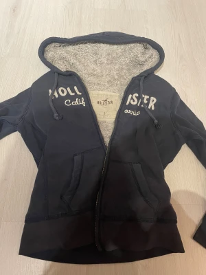 Hollister zip hoodie - Super snygg zip hoodie med fluffigt foder inuti! Använd jätte få gånger och inga defekter alls! Storlek S, skriv om du har frågor. Pris kan diskuteras!!!!