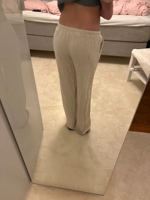 Beiga linnebyxor med snörning - beige linnebyxor med perfekt passform!!! 