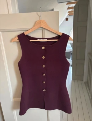 Zara väst - Vinröd väst från Zara i nyskick, strl S