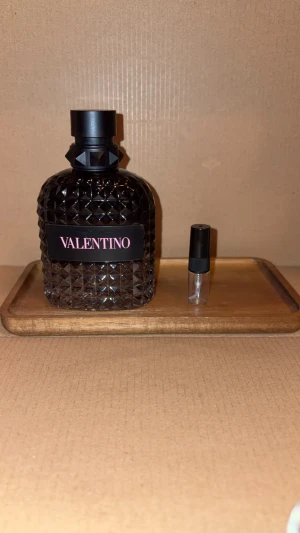 2ml Valentino Uomo Born In Roma EdT  - En 2ml sample av Valentino Uomo Born in Roma, 10% rabbat vid köp av bundles 