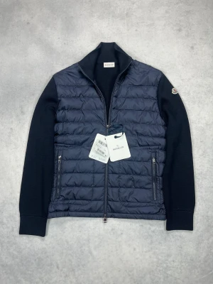 Moncler cardigan tricot jacket - – Condition: 9,5/10 (no tags)  – Retail price: 10 000 + SEK  Please note that Moncler runs small, we recommend going up one size from your usual size.