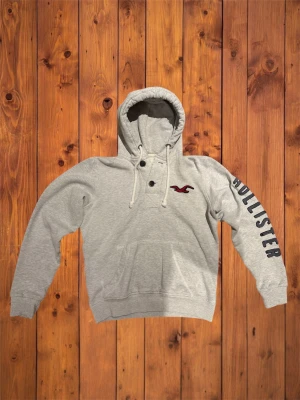 Vintage Hollister Hoodie/Cardigan (sällsynt) - Säljer denna vintage sällsynta och asfeta cardiganen/hoodien från Hollister. Riktigt fet och den är i väldigt bra skick och perfekt till vintern. Storlek är L men den passar som XS, se mått nedan B=60cm A=54cm