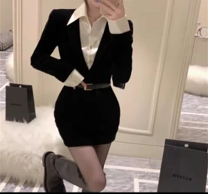 Svart kort klänning med vit krage med bälte  - Supersnygg svart kort klänning från Atelik med vit skjortkrage och manschetter. Klänningen har lång ärm, markerad midja med bälte och en elegant v-ringad front. Materialet är mjukt och har en lyxig känsla, perfekt för att sticka ut med stil.