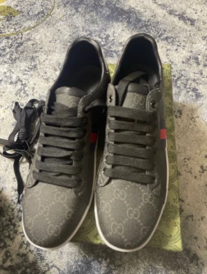 Gucci ace - Säljer ett par Gucci ace skor i nytt skick skriv till mig vid minsta fundering priset går att diskutera vid snabb affär 