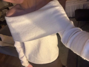 Stickad off shoulder tröja - Vit stickad off shoulder tröja från Cubus storlek S, aldrig använd! Väldigt varm då det är ull och mohair blandning bland annat.