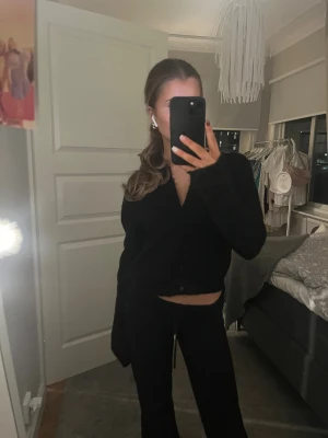 Svart kofta  - En svart, klassisk kofta från HM med rund halsringning och knappar framtill. Perfekt att slänga över en topp eller klänning. Materialet är mjukt och stickat för en chill vibe.