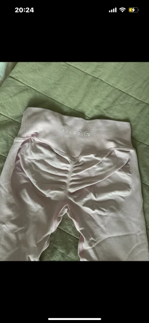 Relode ljusrosa seamless tights - Säljer ett par ljusrosa Aura Seamless Scrunch Tights från Relode. Kan byta mot storlek M också! 