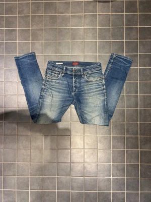 Jack and Jones jeans - Jack and Jones jeans storlek W31 L32 i modellen slimfit/tim, obs defekt på fikan på baksidan!