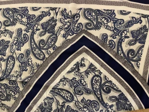 Blåvit sidenscarf - Snygg blåvit mönstrad scarf, aldrig använd.