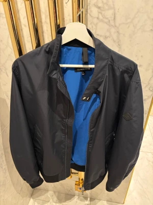 Vindjacka j.lindeberg  - Skön och snygg vindjacka från j.lindeberg, riktigt bra passform och passar bra till nuvarande väder! Storlek: L pris: 1499