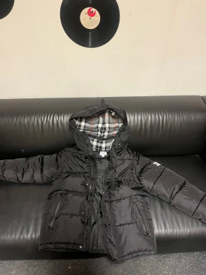 Burberry pufferjacka - Burberry Puffer Jacket (M) Like-new Burberry black puffer jacket. Detachable sleeves → can be worn as a vest, super versatile. Iconic check lining, warm and high quality. Bought new from Vinted but didn’t fit me.