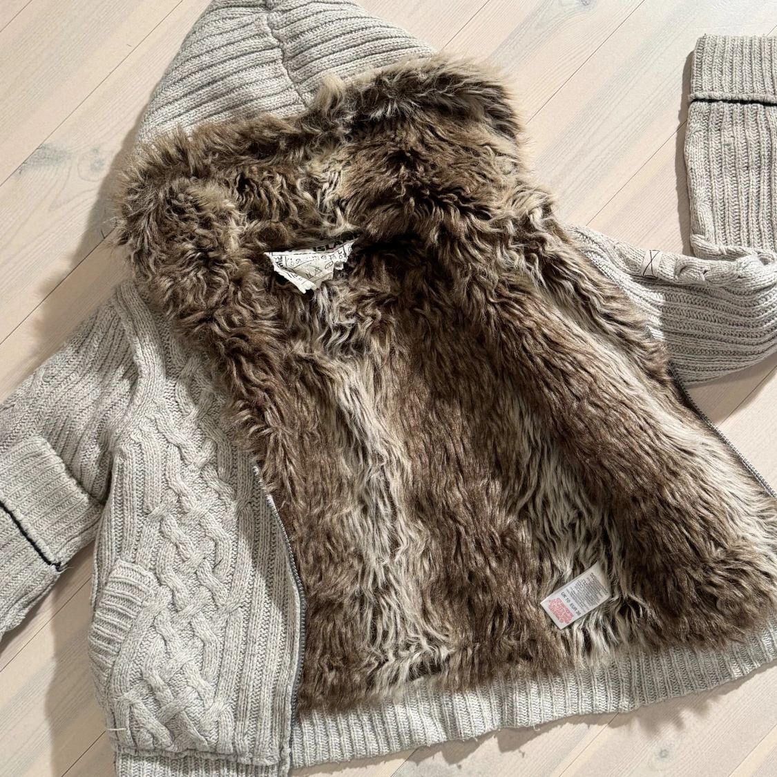 Stickad kofta med konstpäls - 1