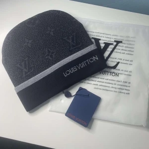 Svart o grå mössa - allt i bilden ingår. Helt nytt. fraktar inom 24 timmar. för mer info skriv t mig.