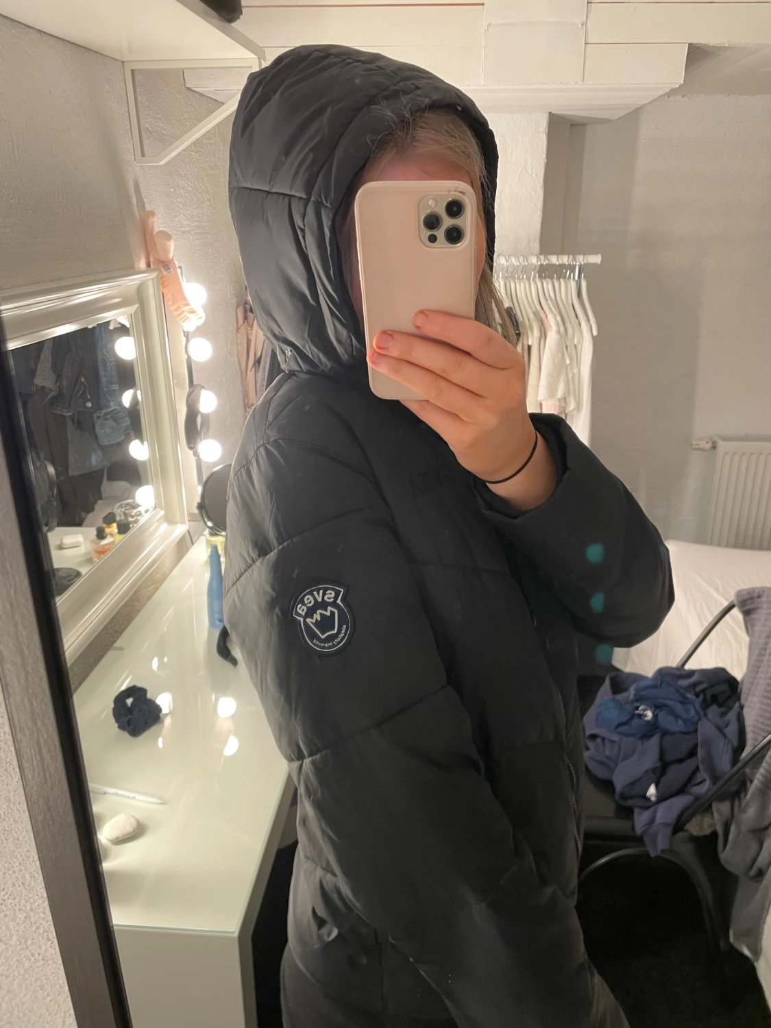 Svart pufferjacka med huva från Svea - 1