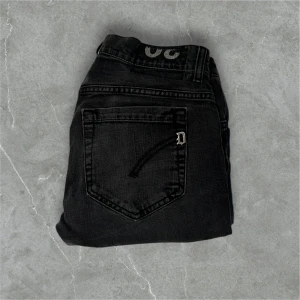 Dondup Jeans - Riktigt feta dondup jeans, skit snygg grå färg och perfekta nu till höst och vinter. Slim/skinny fit sitter riktigt bra och passar till det mesta. Hör av er vid frågor🌟
