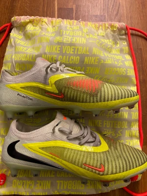 Nike phantom gx 2 elite ag  - Säljer ett par feta phantom gx 2 i storlek 42,5 säljer då dem är för små köpta för 2700 pris kan diskuteras!!