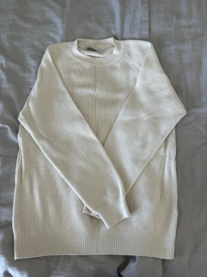 Beige zara tröja - En beige zara tröja för 13-14 år som passar fint till hösten och vintern. Stickad och fin och använd 2-3 gånger.