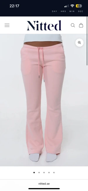 nitted mjukisbyxor - rosa lågmidjade mjukisbyxor från nitted. Använda 1 gång men säljer för dom va för små❤️nypris är 500 kr