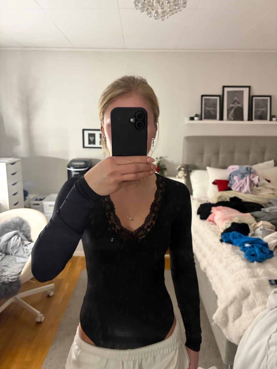 Svart långärmad body med spets - 2