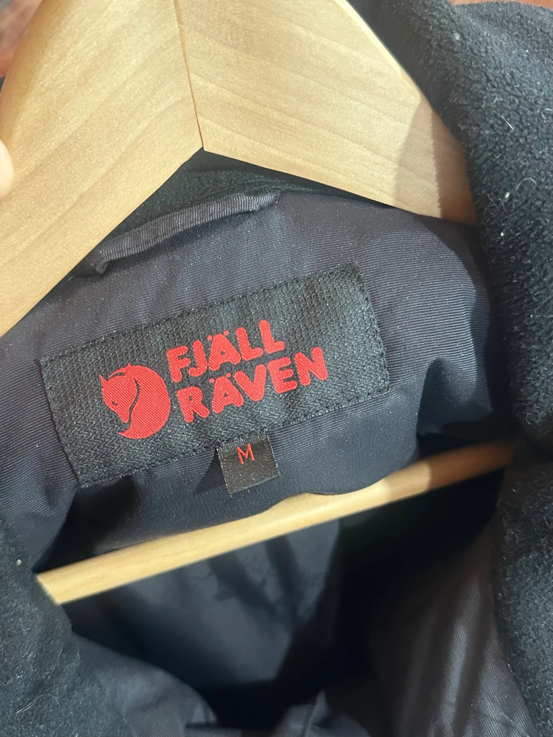 Svart parkajacka Fjällräven Polar, med i filmerna Van Veeteren - 2