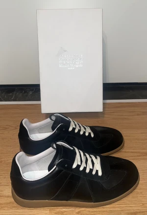 Maison Margiela Skor - Svarta Maison Margiela Gats skor med vita skosnören