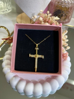 18k guldpläterad kors halsband - Väldigt fint kors i rostfritt stål, pläterat med 18k guld. Superfina detaljer med gnistrande zirkonstenar ✨ hur fint som helst! Passar perfekt som julklapp eller födelsedagspresent.