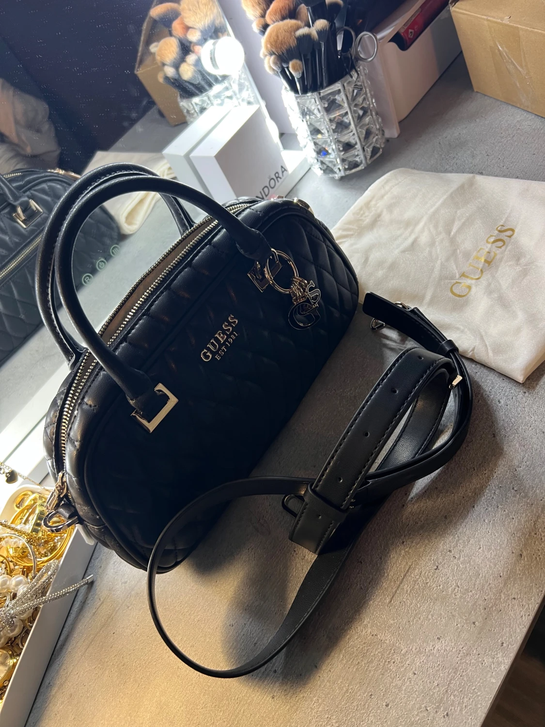 Svart quiltad handväska från Guess - 1