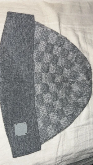 Lv mössa grå - Säljer min mössa jag har haft i 1 år skriv för frågor, mötts helst i verkligheten om ni bor i Stockholm kan åka och möta 