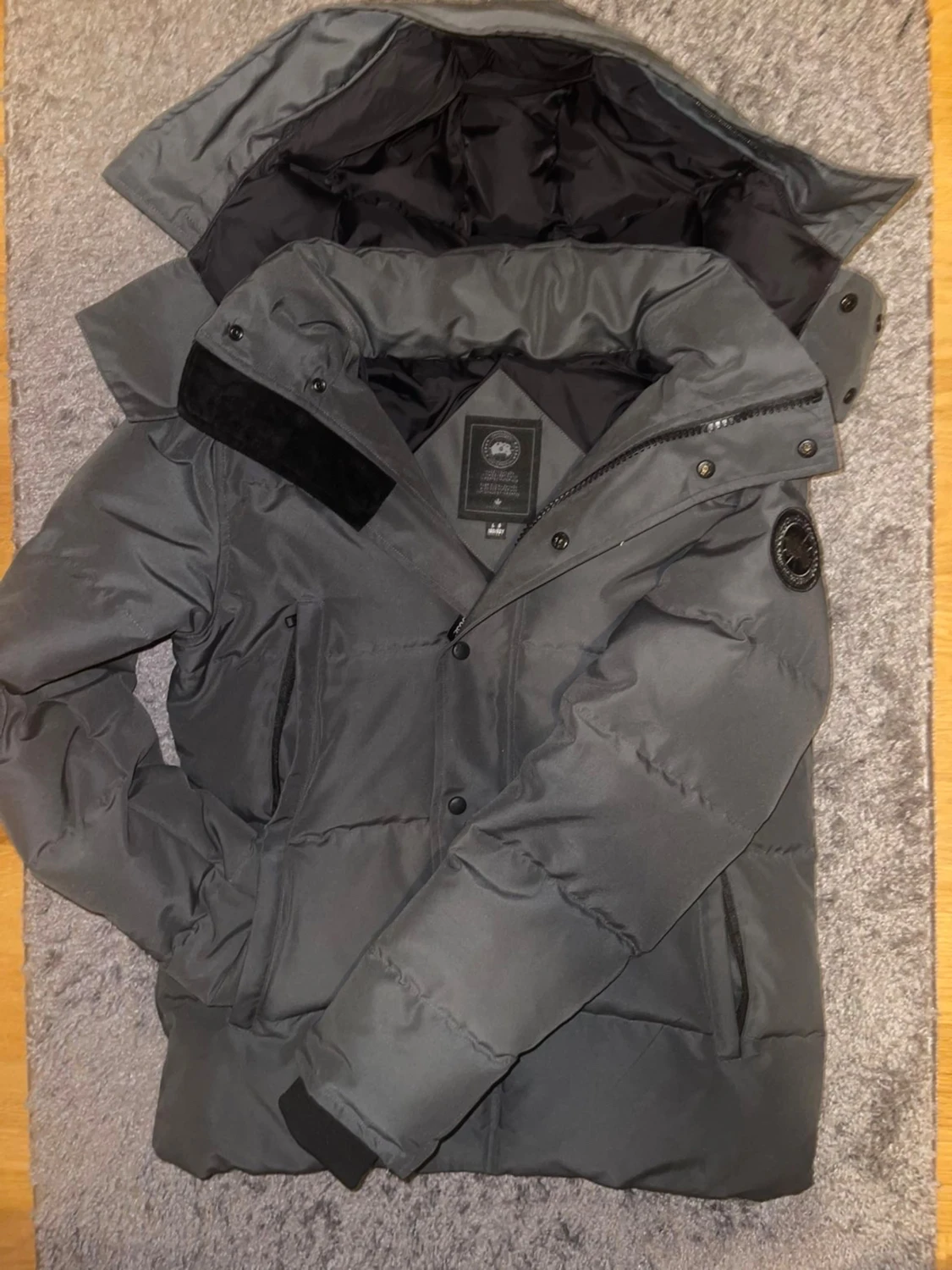 Mörkgrå dunjacka från Canada Goose