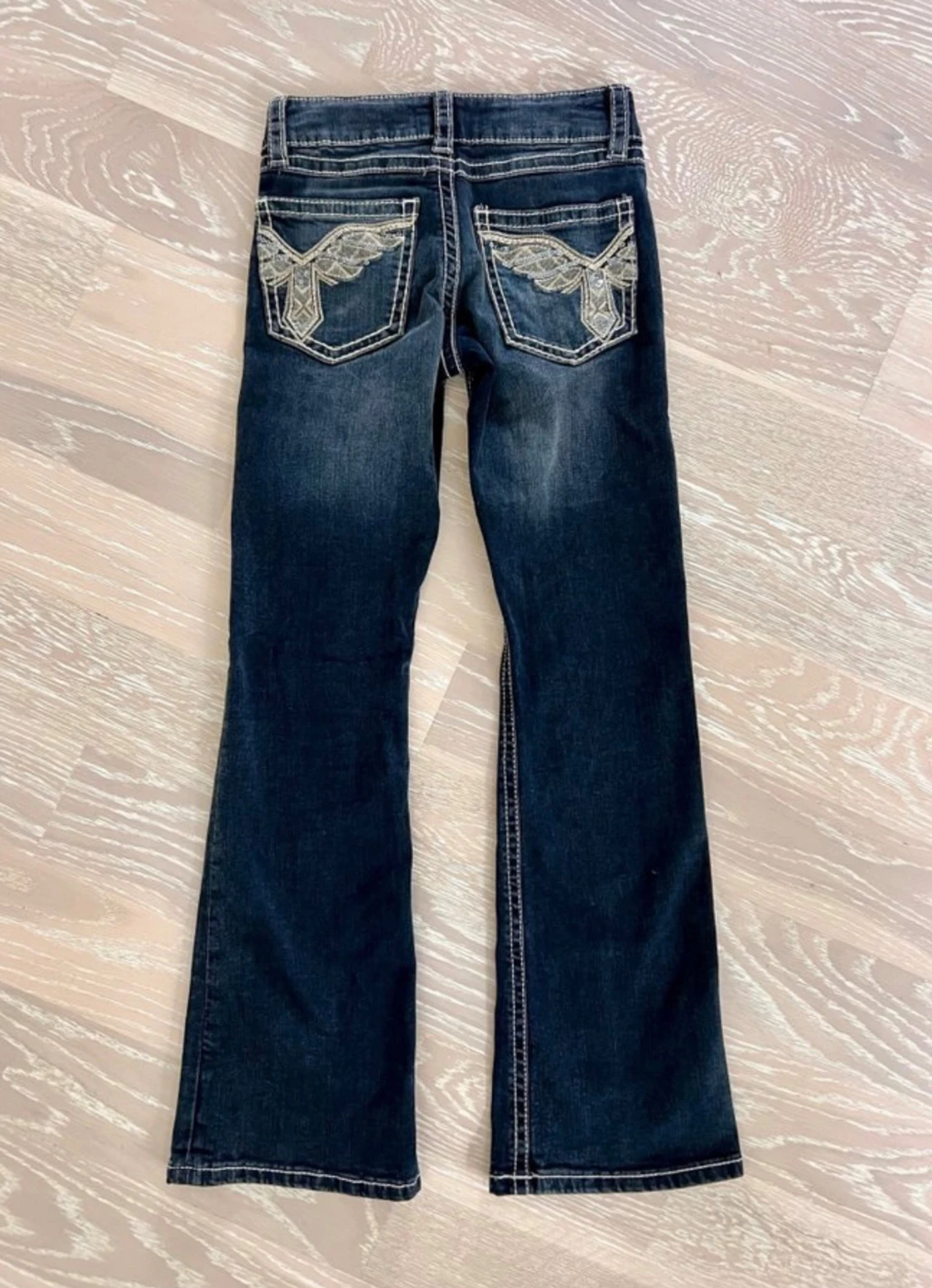 Mörkblå jeans med broderade fickor - 1