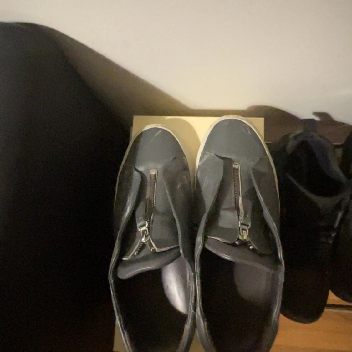 Grå sneakers Axel Arigato med dragkedja - 1