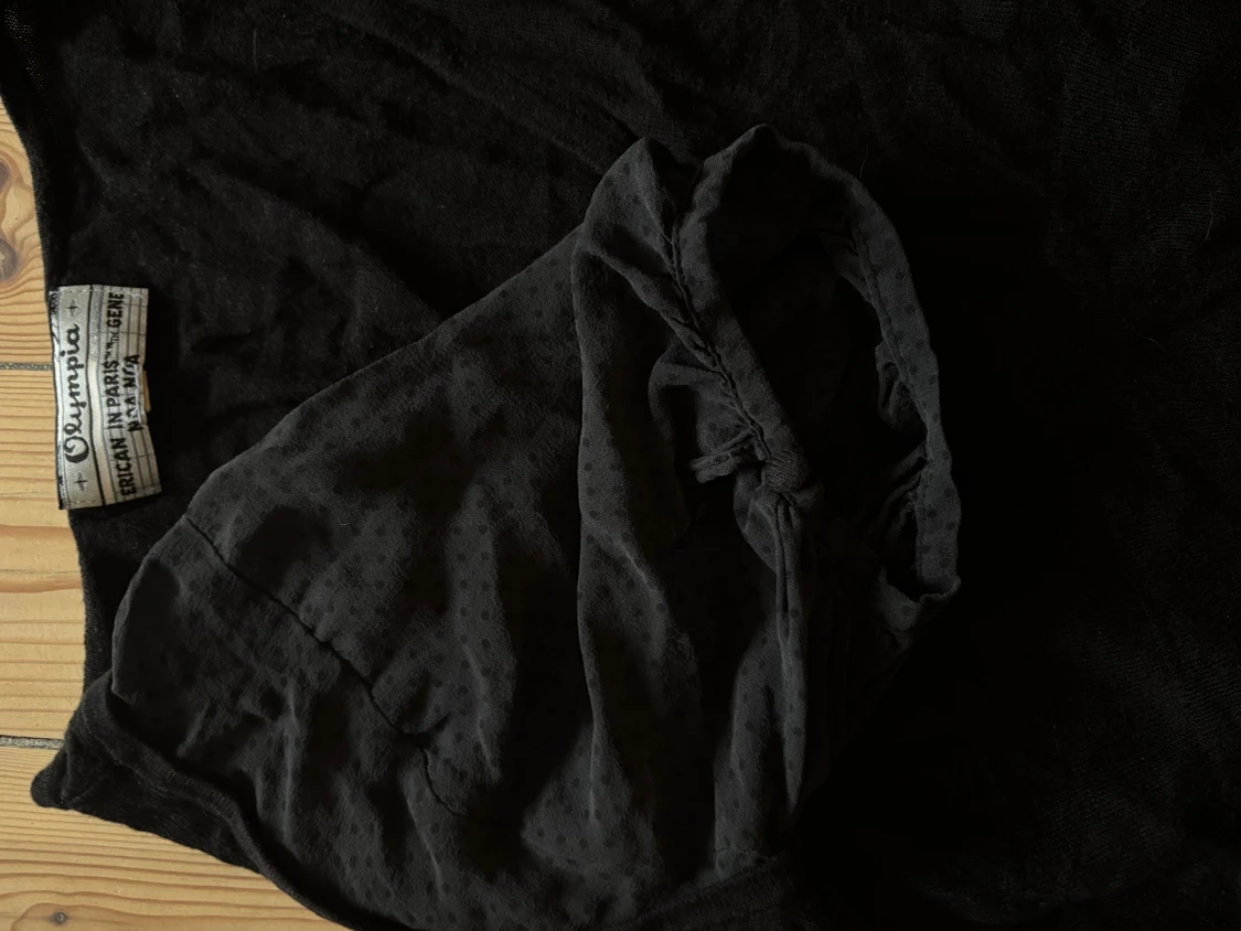 Svart blus från NOANOA med puffärm - 1