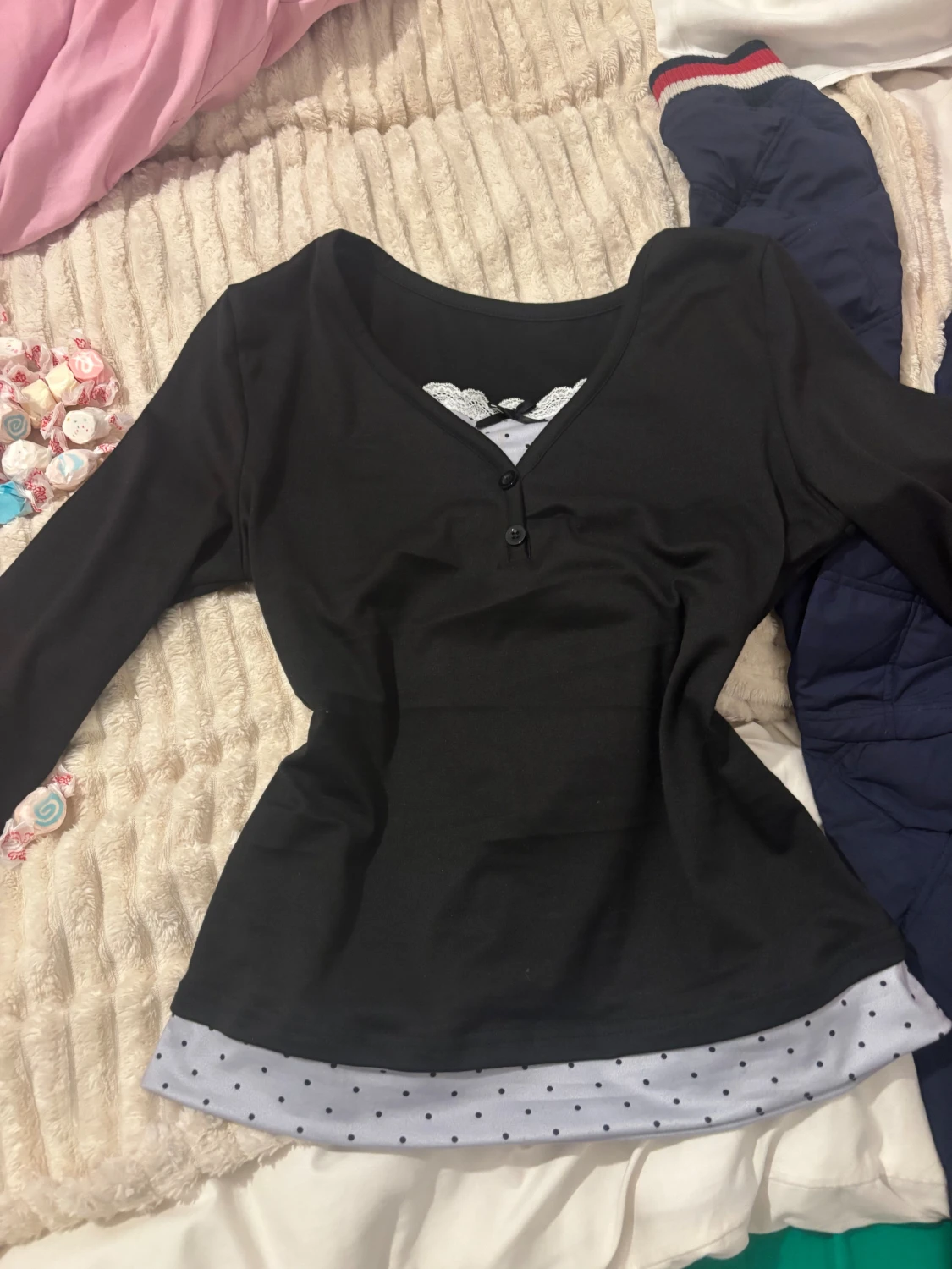 Svart långärmad topp med prickigt linne