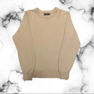 Beige stickad tröja från J.Lindeberg - Snygg beige stickad tröja från J.Lindeberg i storlek M med rund hals och ribbade muddar. Tröjan har en grovstickad struktur och långärmade ärmar, perfekt för dig som gillar stilrena och enkla plagg med lite extra känsla. Priset kan alltid diskuteras.👍