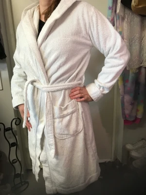 Vit fräsch badrock med huva  - Vackert och mjuk badrock, fin kvalitet med skärp och huva. Nypris var över det dubbla.