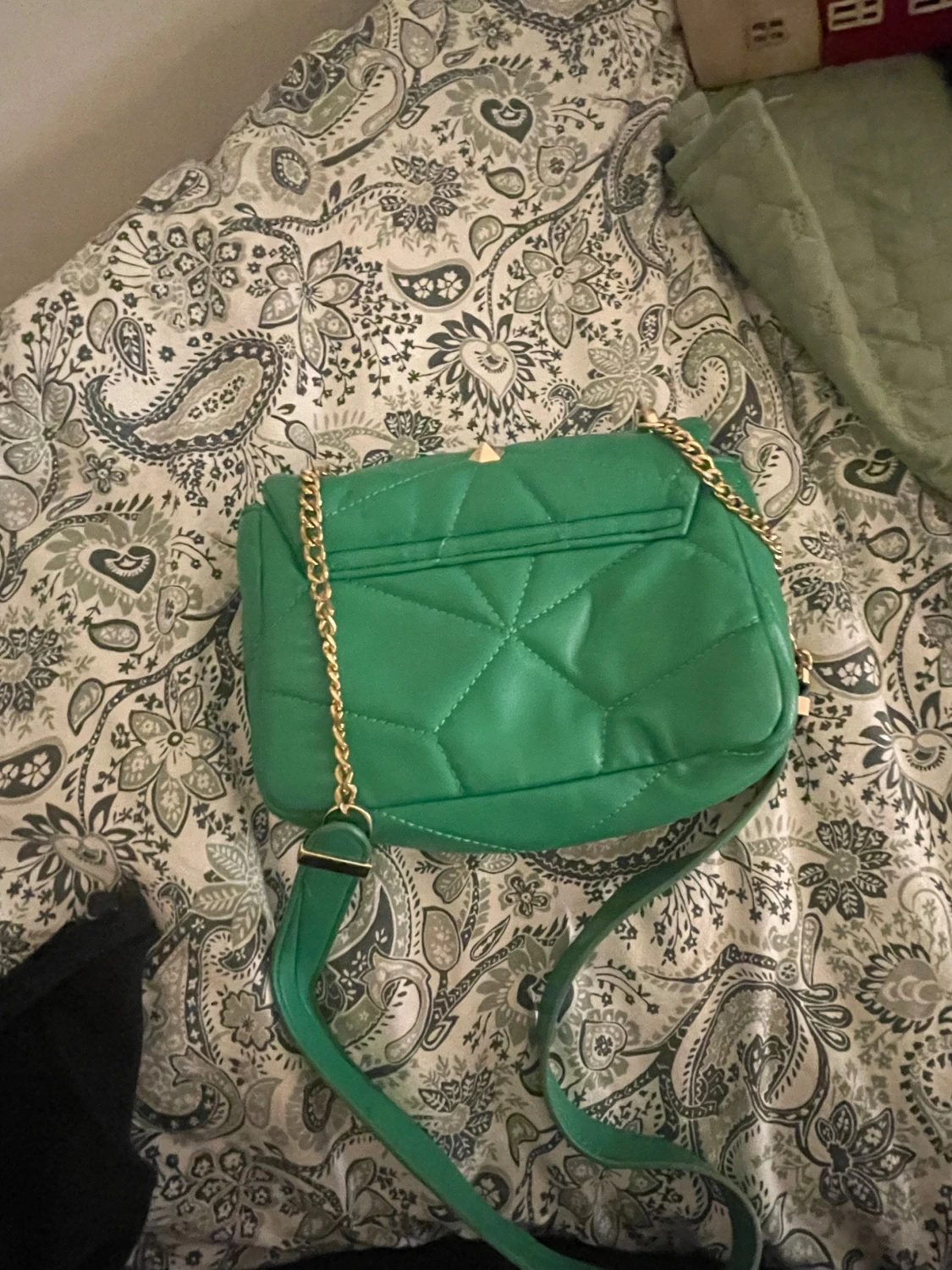 Grön quiltad axelväska med kedja - 2