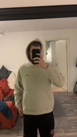 Beige fleece hoodie från Levi's M - Mjuk och skön beige hoodie från Levi's i storlek M. Tröjan är gjord i fleece och har en relaxed passform, stor huva med snörning och en stor magficka. Perfekt för kyliga dagar och riktigt chill stil.