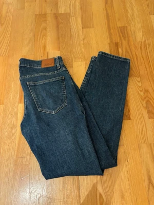 Jeans - Oscar Jacobson jeans, helt nya endast testade! Köpta på deras butik i MOS för 1799kr. Storlek 32/32 och passar till allt!