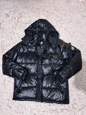 Moncler puffer jacket - Size M, quality and condition perfect brand new