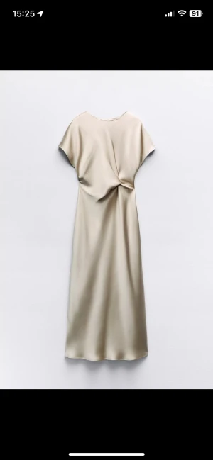 Champagnefärgad långklänning i satin - Ny utan prislapp, jättefin klänning 🤍 nypris ca 600kr