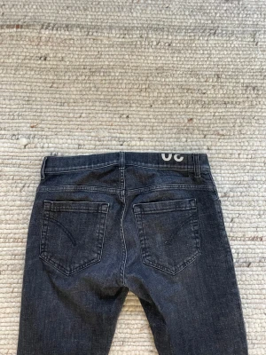 Dondup George - Sjyssta dondup george i nyaste modellen i fint skick storlek 30 midja 40 längd 101 