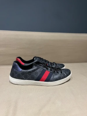 Gucci ace storlek 44 - Säljer ett par Gucci ace black, Storlek:44, Skick:9/10, Pris:1999,fraktas samma dag, kontakta mig vid frågor ‼️